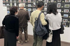 13作品はがき売り場風景