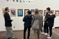 12小・中学生コーナー鑑賞風景